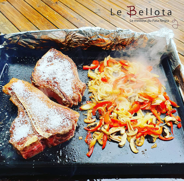 Barbecue - Cuisson d'une côte de bœuf maturée